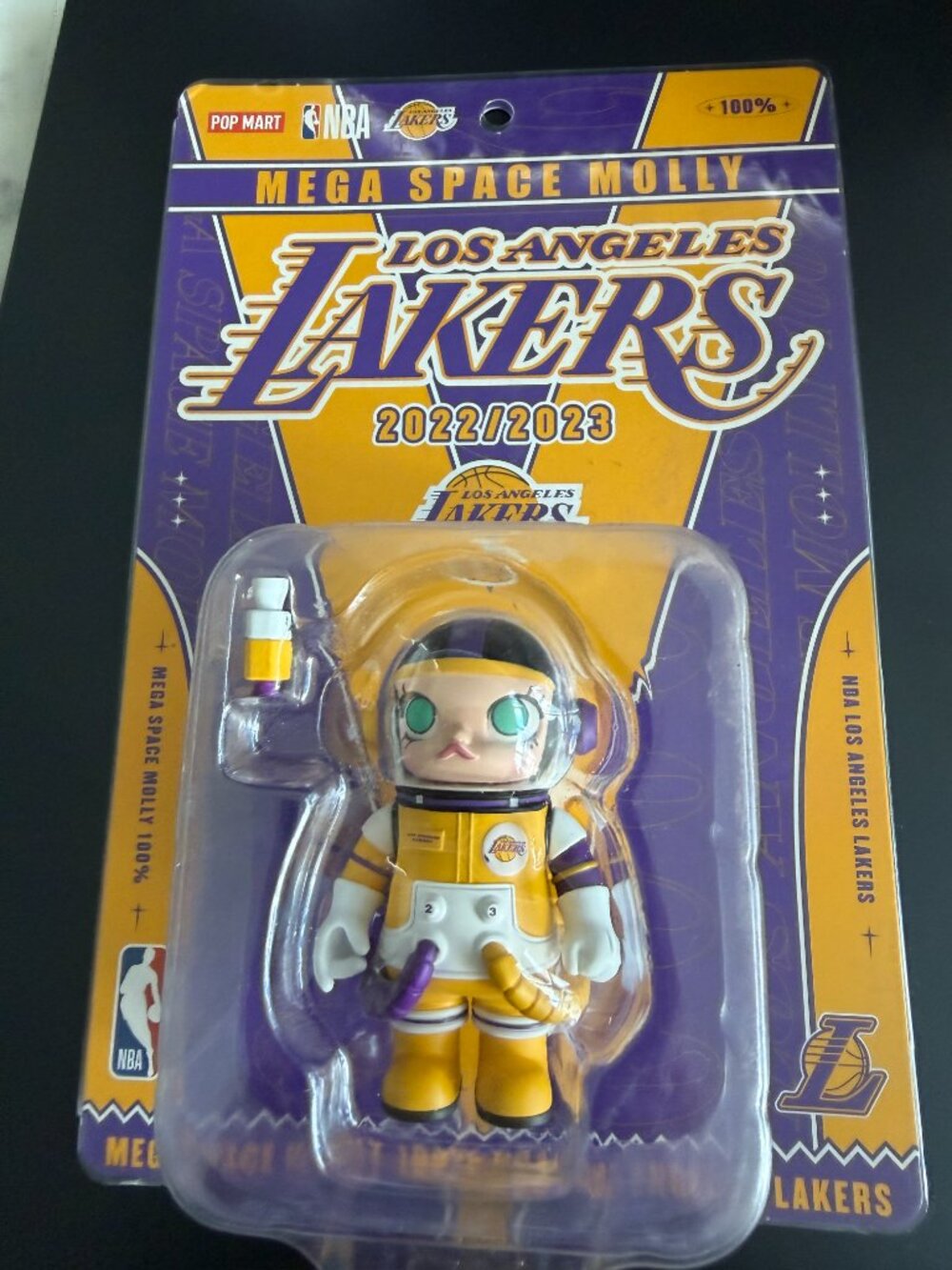 NBA Series Mega Space Molly 100% Los Angeles Lakers 2022/2023 - Picture 3 of 3